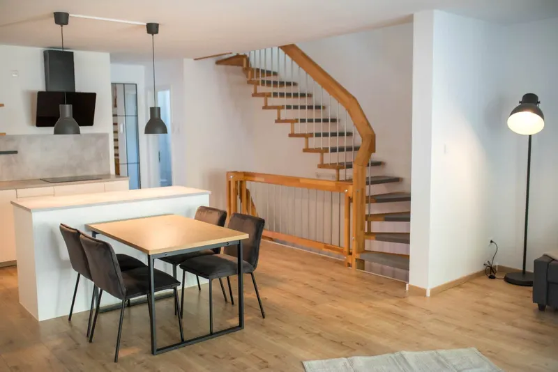 Essbereich mit Holztreppe ins Obergeschoss