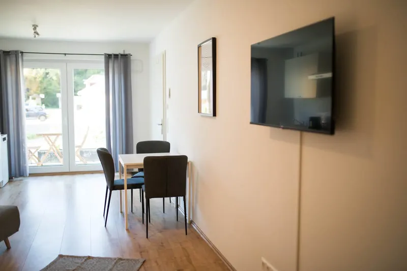 Studio: Essplatz vor der Terrassentür