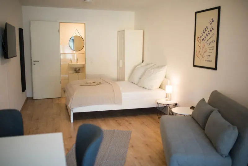 Studio: Schlafbereich mit Doppelbett und Schlafsofa