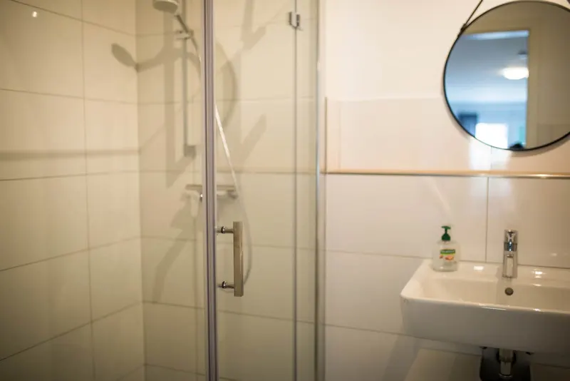 Studio: Duschbad mit Waschbecken