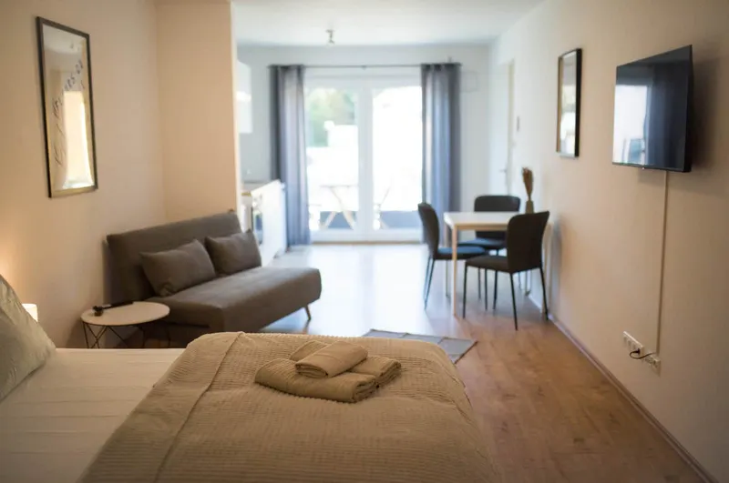 Studio: Wohnbereich mit Schlafsofa und Essplatz
