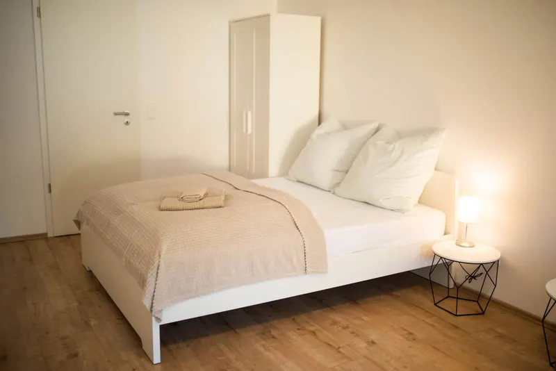 Studio: Doppelbett und Kleiderschrank