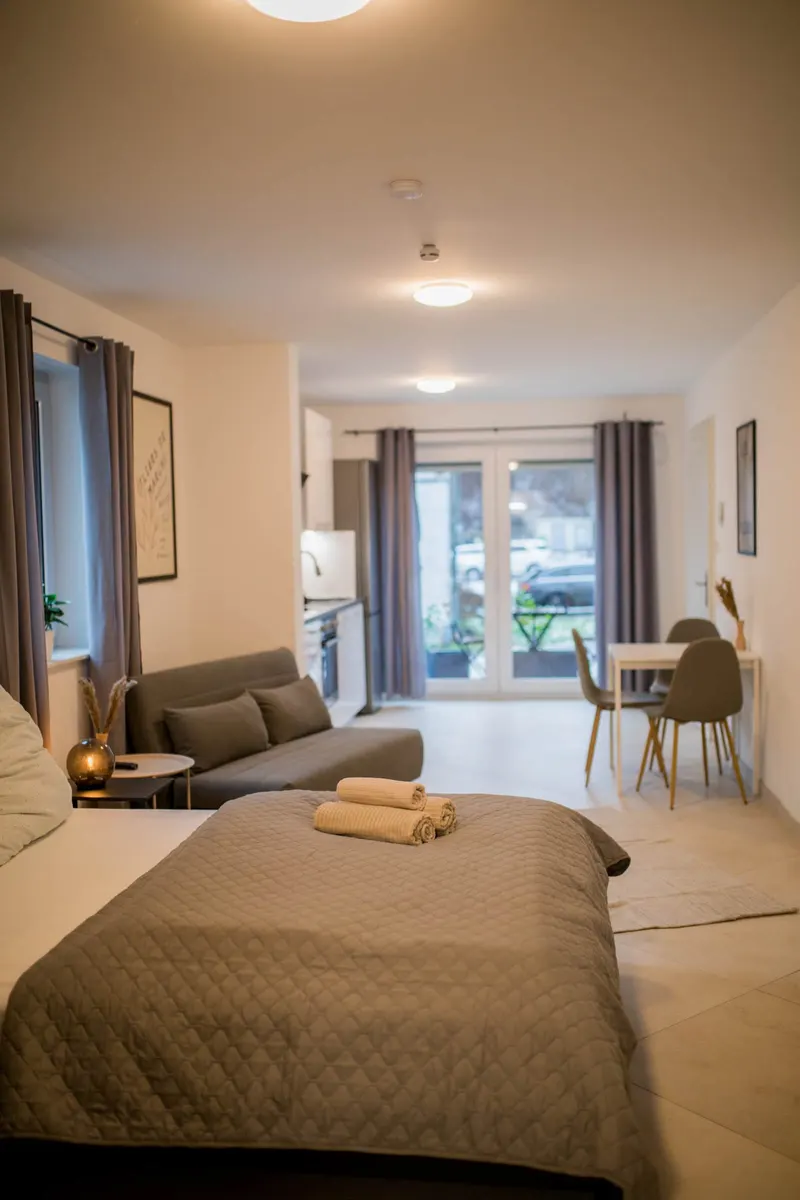 Studio mit Doppelbett, Schlafsofa und Essplatz vor der Terrassentür