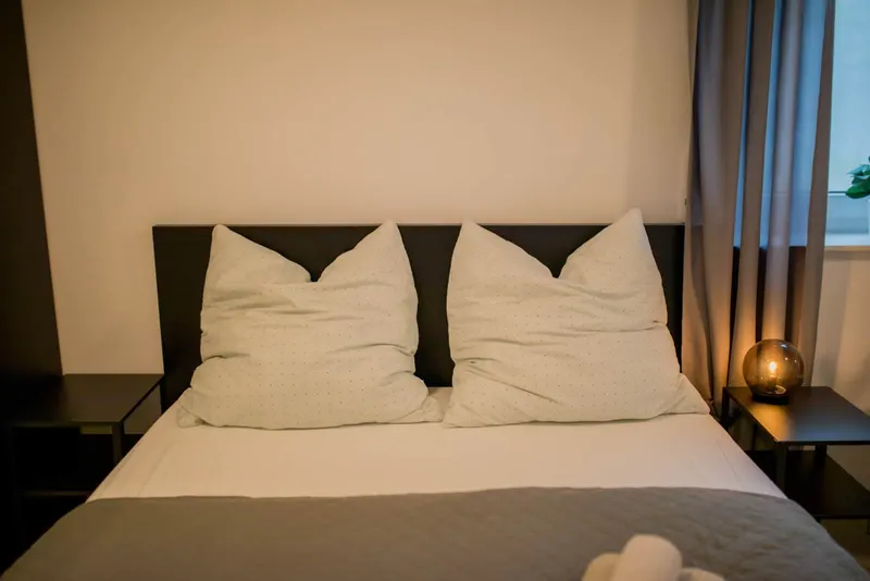 Doppelbett mit Kissen und Handtüchern