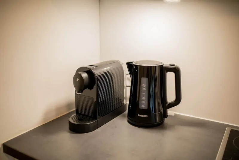 Kaffeekapselmaschine und Wasserkocher