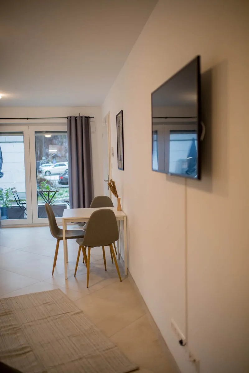 Essplatz vor der Terrassentür, Smart-TV an der Wand