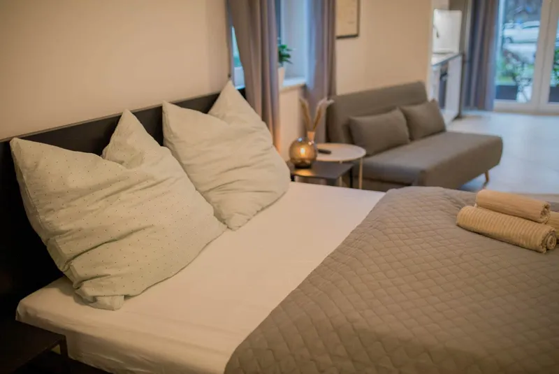 Doppelbett, im Hintergrund das Schlafsofa