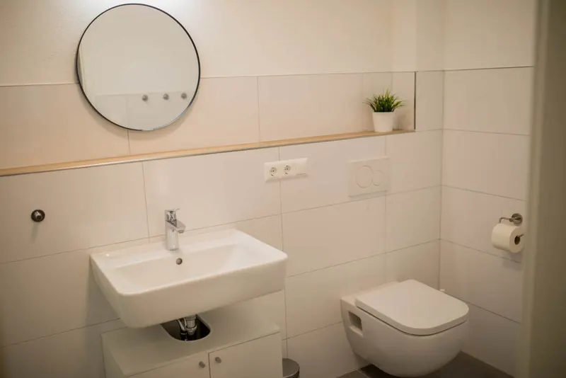 Bad mit Waschbecken, Spiegel und WC