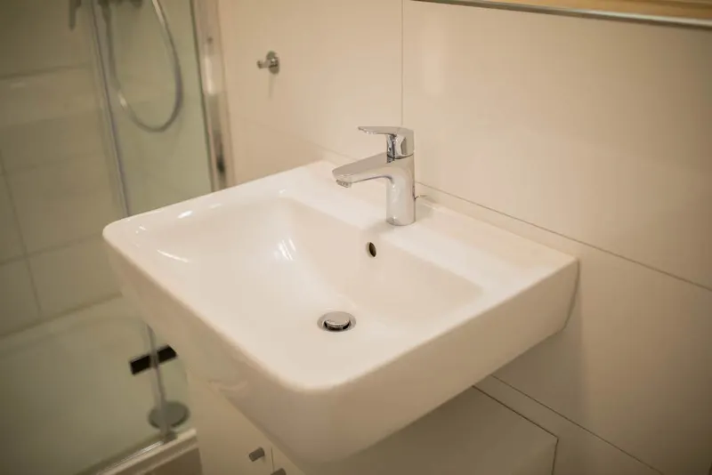 Waschbecken neben der Dusche