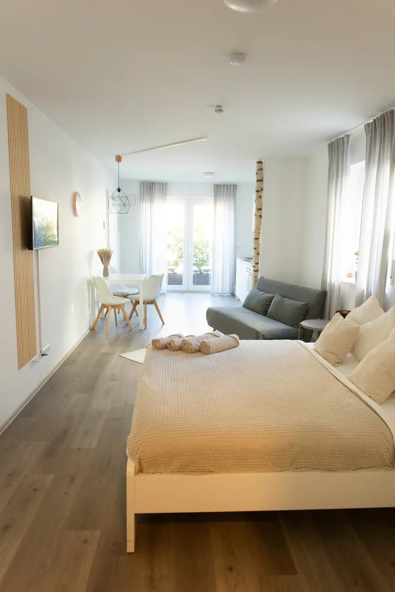 Studio mit Doppelbett, Schlafsofa und Essplatz vor der Terrassentür
