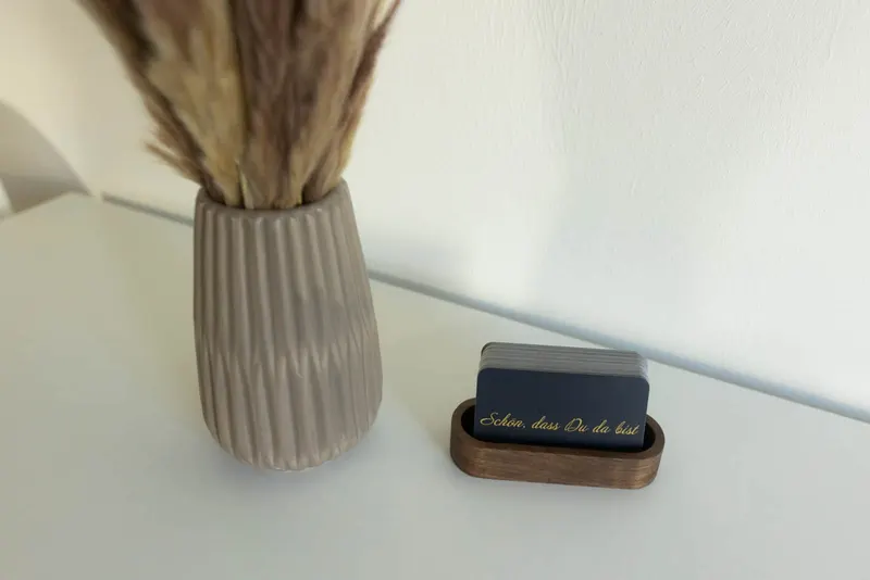 Deko mit Trockengras und Willkommenskarte