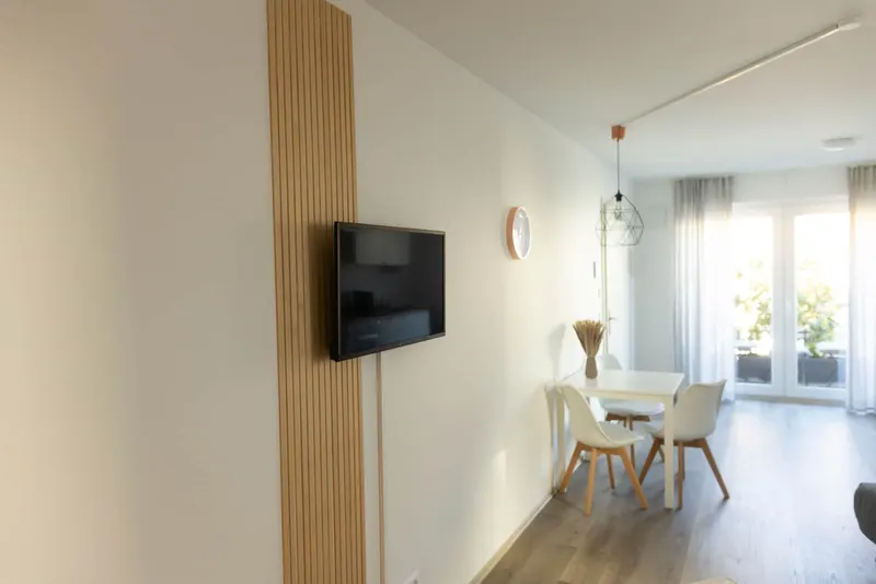 Wohnbereich mit Smart-TV und Essplatz