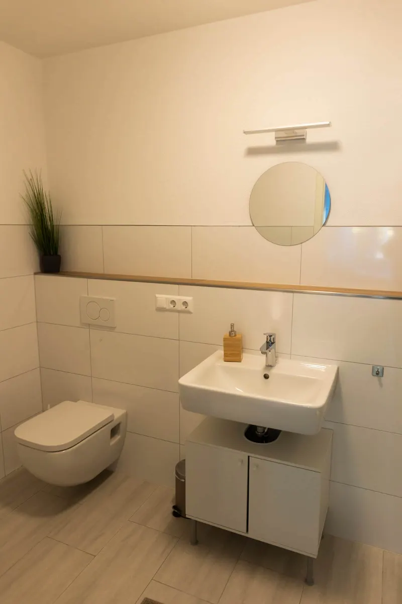 Bad mit Waschbecken und Spiegel