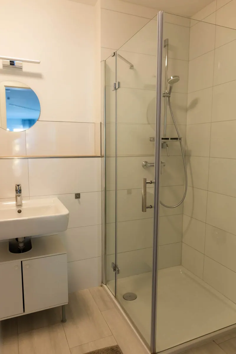 Dusche mit Glastür