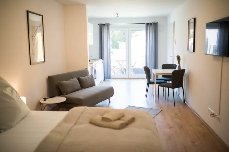 Studio mit Doppelbett, Schlafsofa und Essplatz vor der Terrassentür