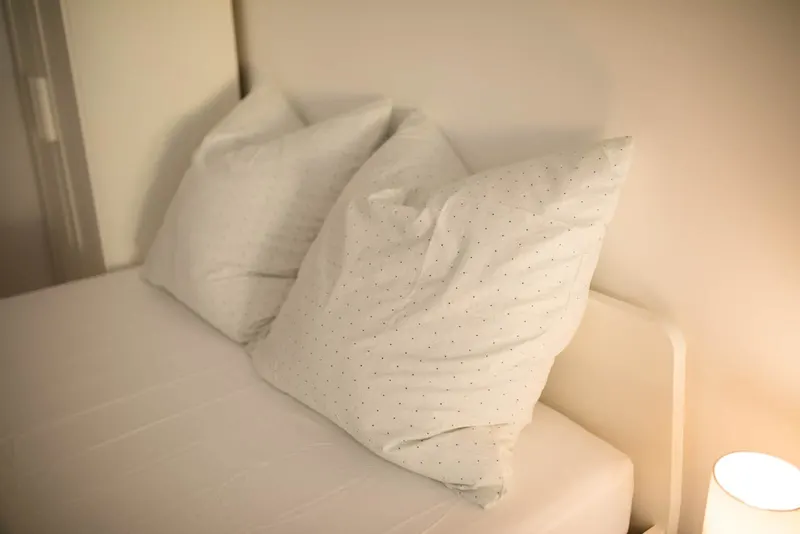 Kissen auf dem Doppelbett
