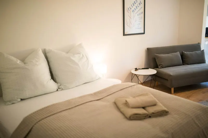 Doppelbett und Schlafsofa im Wohnbereich