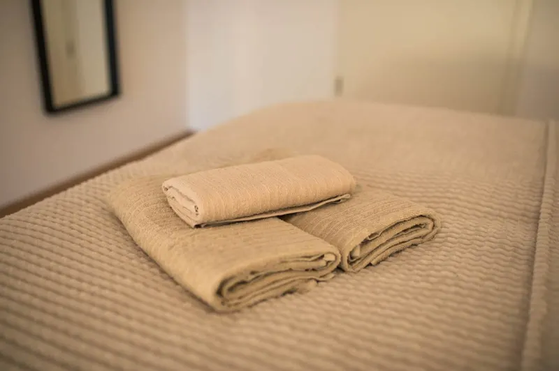 Frische Handtücher auf dem Bett