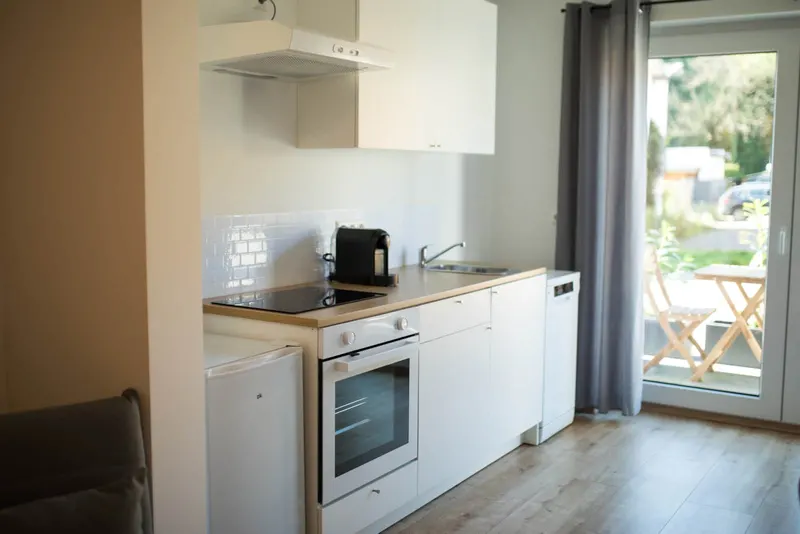 Küchenzeile mit Backofen, Kochfeld und Kaffeemaschine