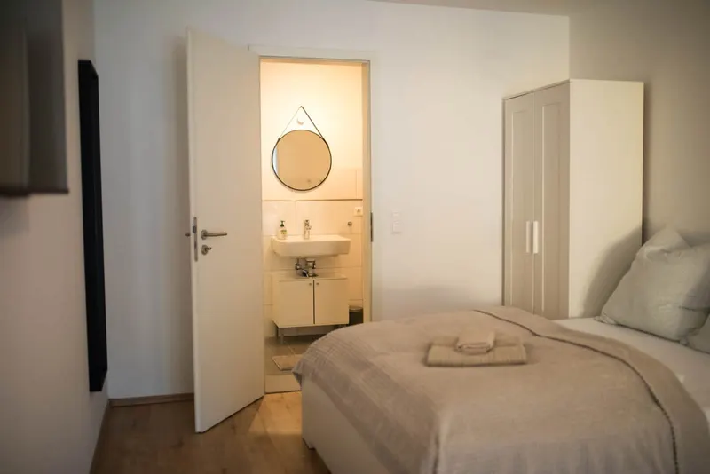 Doppelbett mit Blick ins Bad