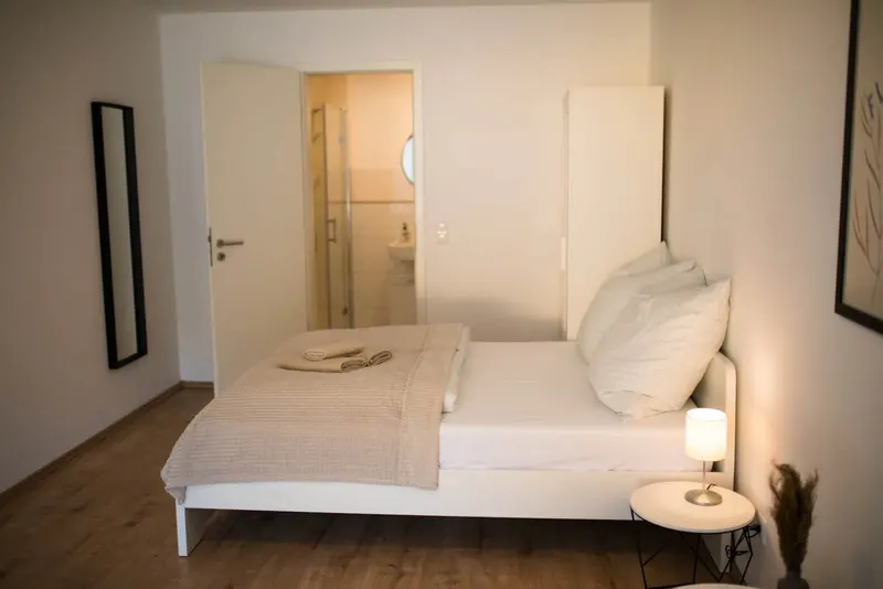 Schlafbereich mit Doppelbett und Nachttisch