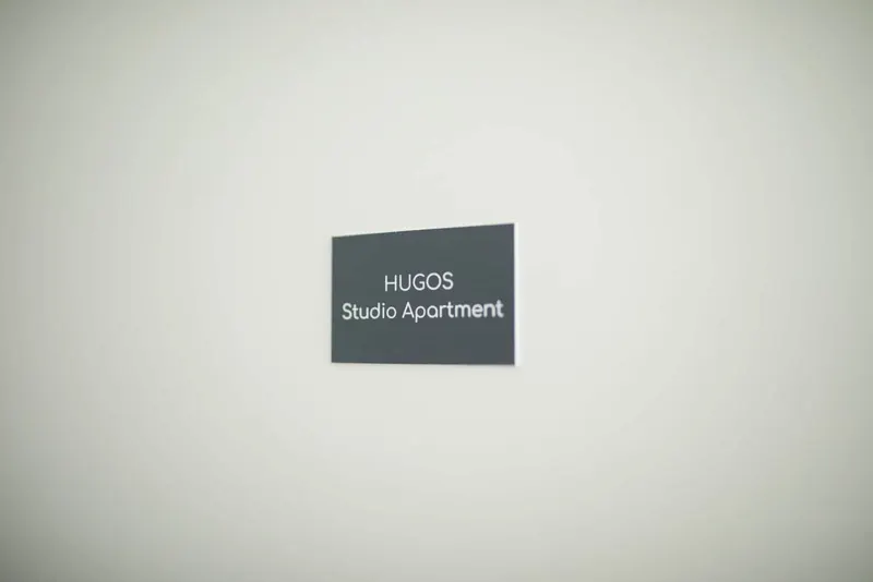 Türschild am Eingang des Studios